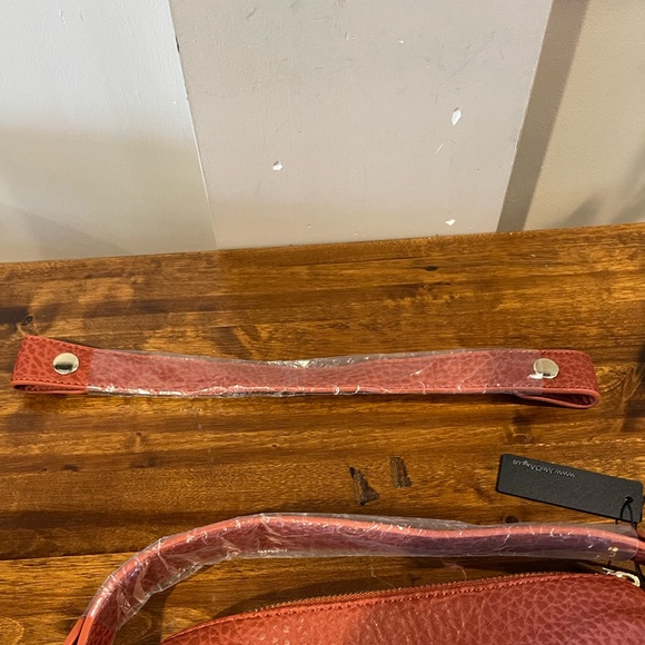 NWT MODA NYUS textured faux leather purse with additional handle. - Picture 4 of 6